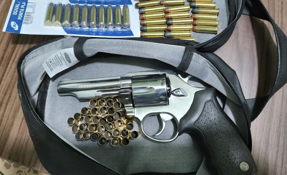 Arma e munições encontradas durante trabalho investigativo (Foto: Polícia Civil)