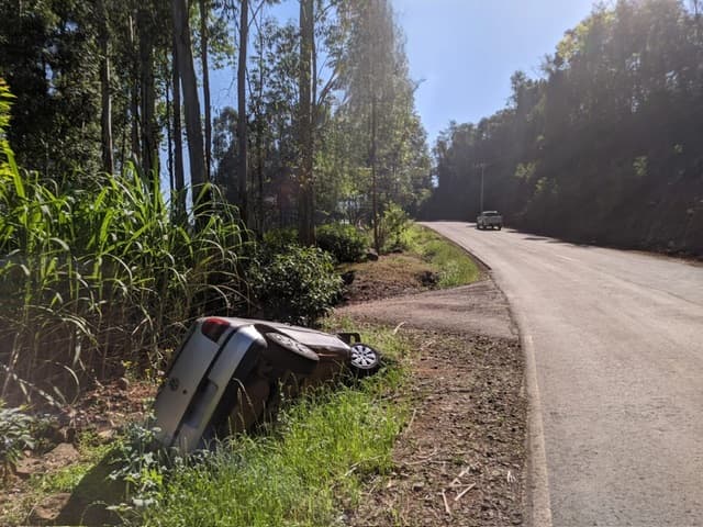 Veículo acidentado intrigou moradores (Foto: Renan Ribeiro)