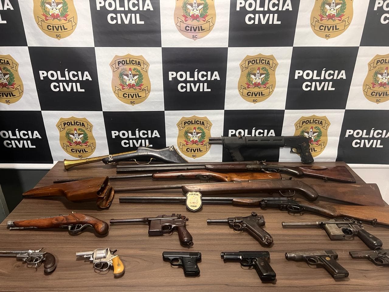 Polícia apreende verdadeiro arsenal de armas