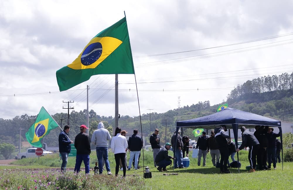 Grupo se reúne em Pinhalzinho (Foto: Henrique Paulo Koch)