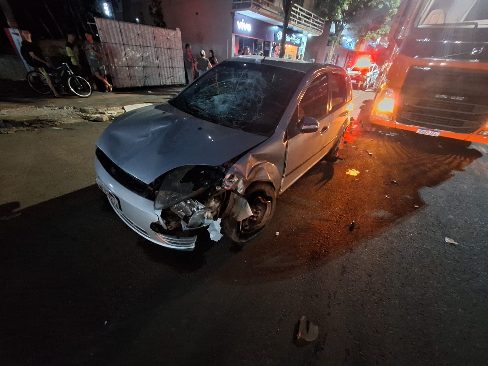 O parabrisa do Fiesta ficou bastante danificado com o impacto (Foto: Divulgação CBM)