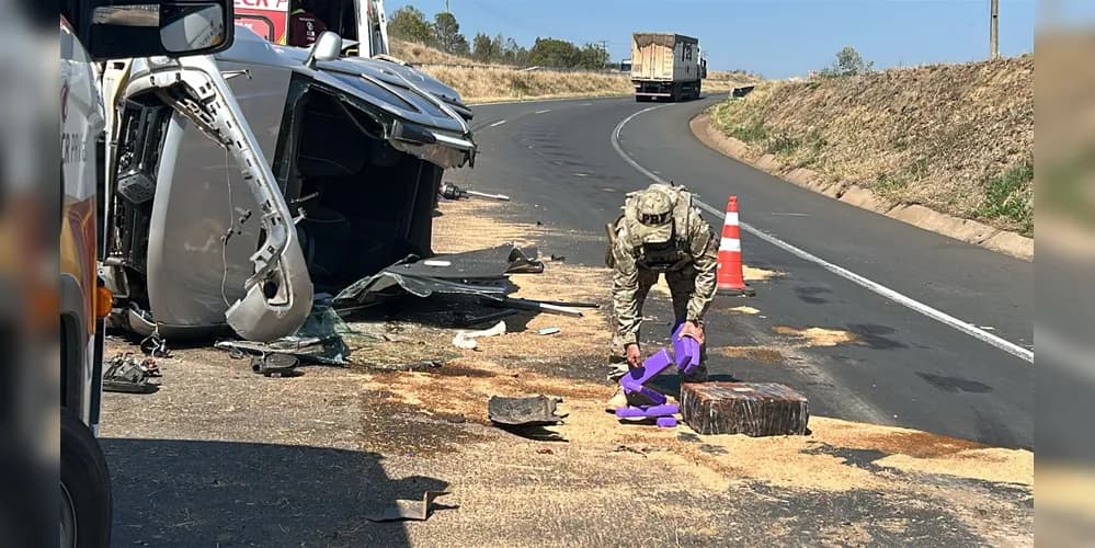 Acidente aconteceu na BR-376, veículo estava carregado drogas  (Foto: Márcio Lopes)