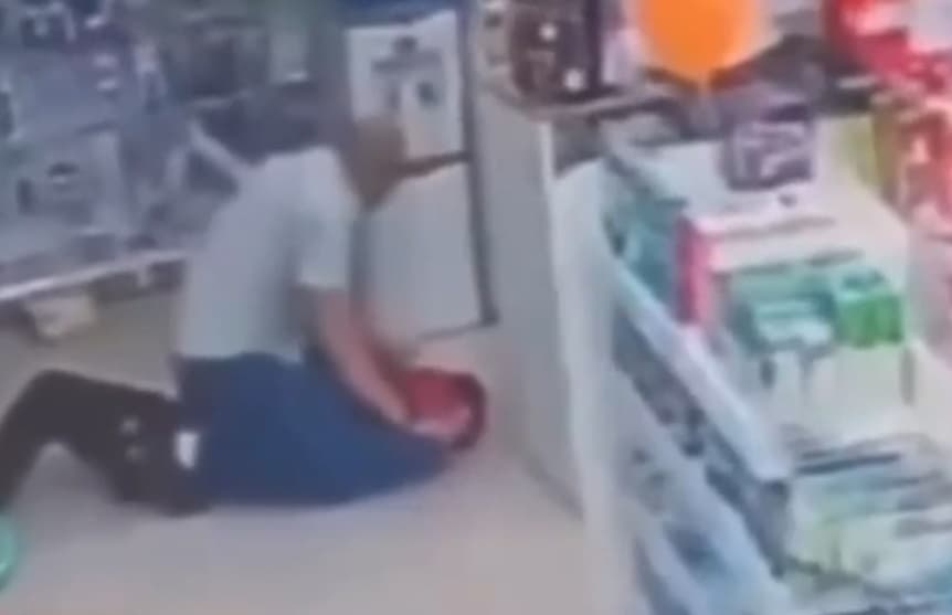 VÍDEO: Balconista lutador de jiu-jítsu dá surra em bandido