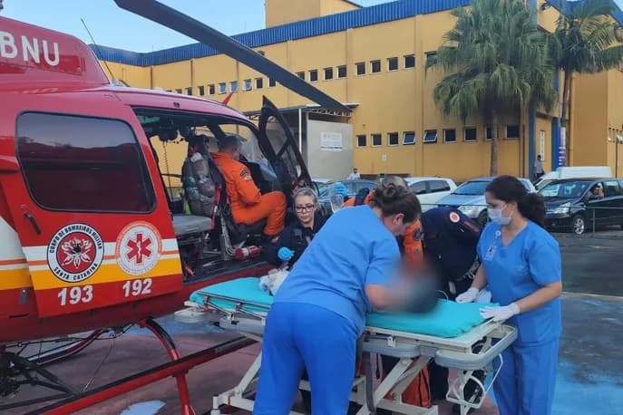 Criança foi encaminhada para hospital em Joinville (Foto: Corpo de Bombeiros)