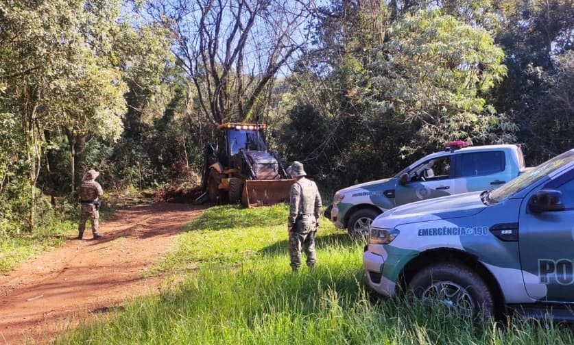 Em alguns dos locais a passagem era feita a pé, e em outros até rastros de caminhões foram identificados (Foto: Polícia Militar Ambiental)