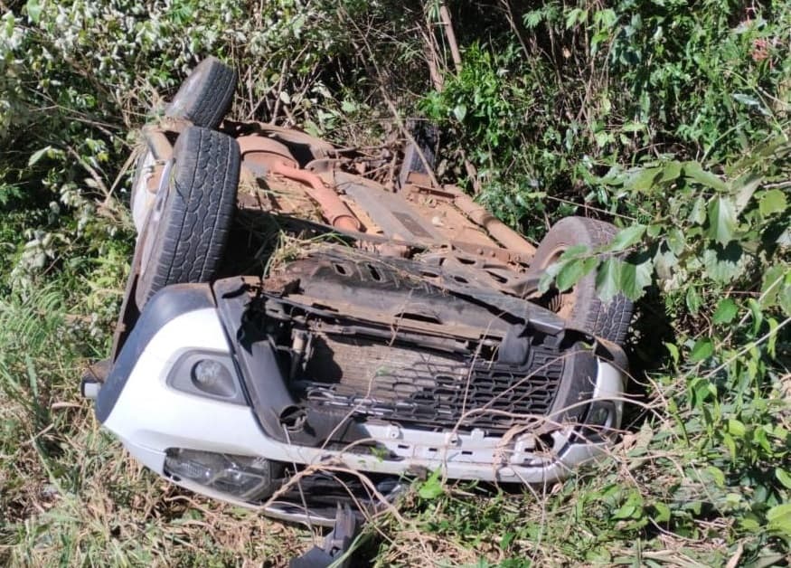 Carro ficou às margens de rodovia (Foto: Polícia Militar Rodoviária)