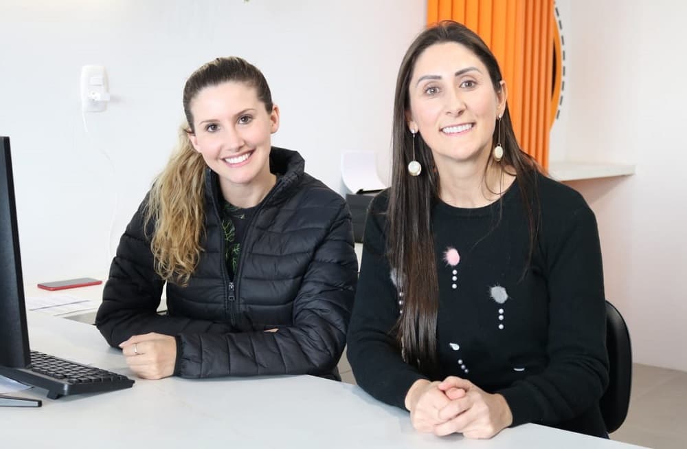 Adélia e Lidiane explicam que taxa do documento não mudou (Foto: Henrique Paulo Koch)