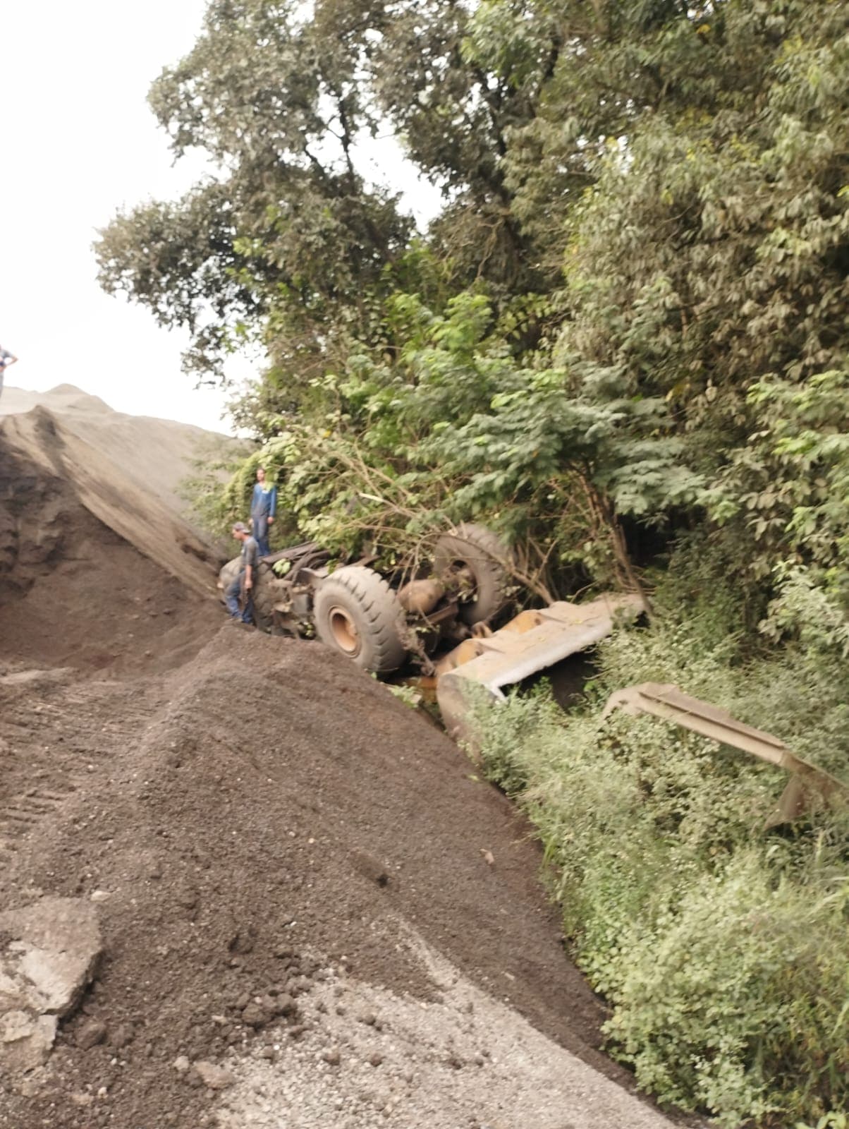 Homem morre alos maquina tombar no interior de Pinhalzinho  (Foto: Cobom)
