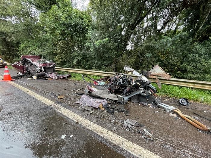Carro parte ao meio em acidente na BR-282 (Foto: Henrique Paulo Koch)