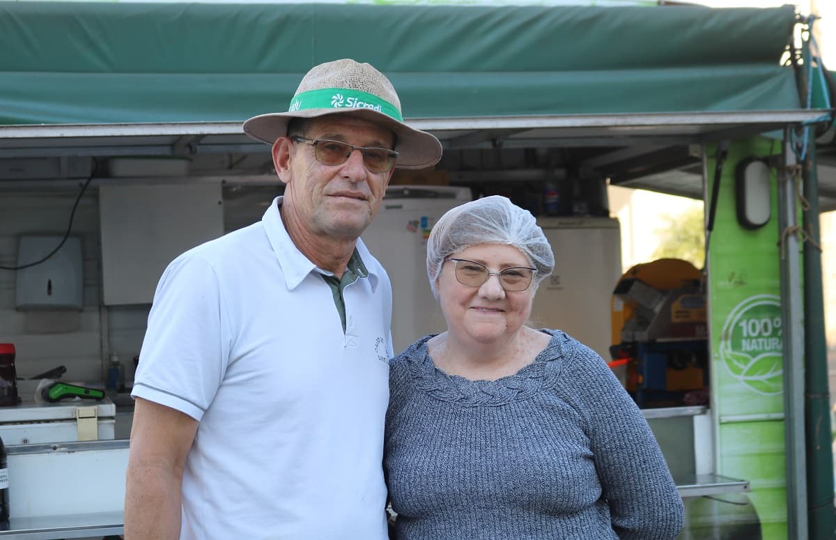 Casal leva sabor do caldo de cana em trailer 