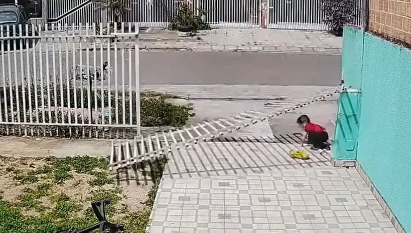 ASSISTA! Criança derruba portão ao brincar na garagem