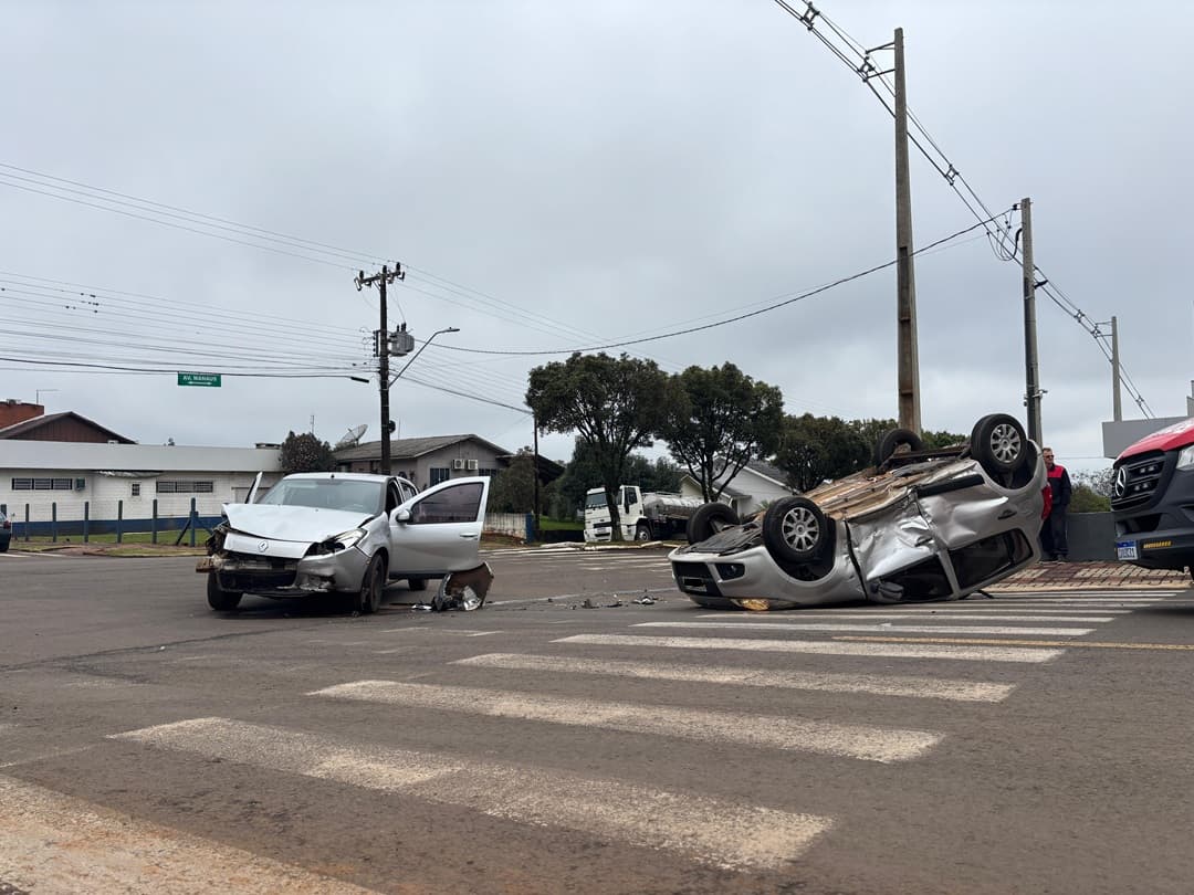 Carro capota após colisão entre Sanderos em cruzamento (Foto: Henrique Paulo Koch)