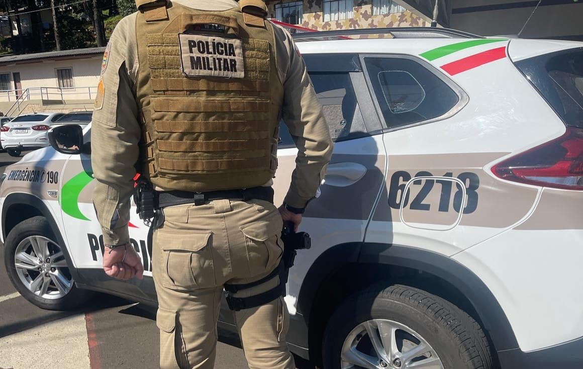 Enteados denunciam madrasta de agressão a chineladas e mordidas
