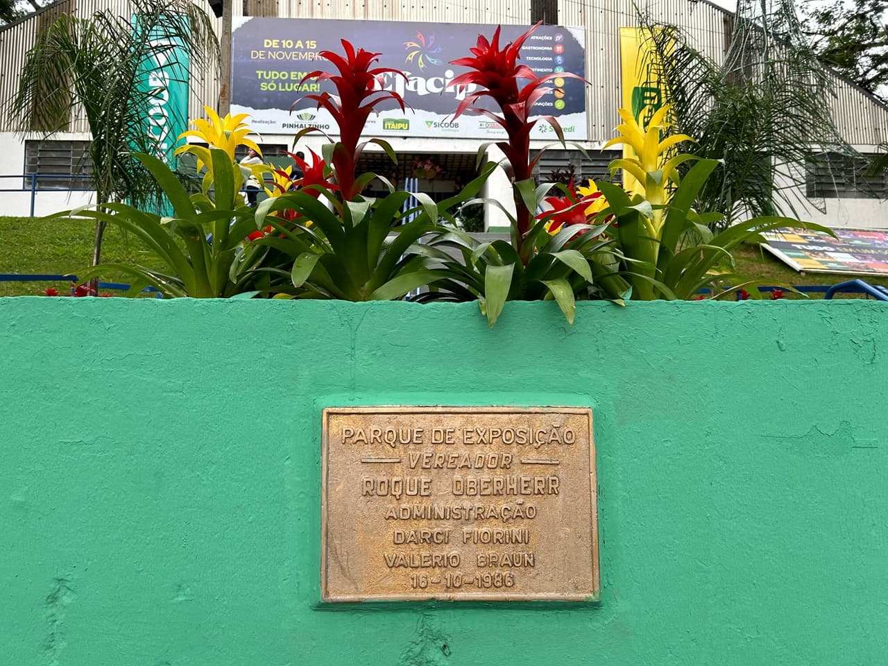 Placa que marca a inauguração da obra está na escadaria de entrada do pavilhão (Foto: Gilmar Bortese)