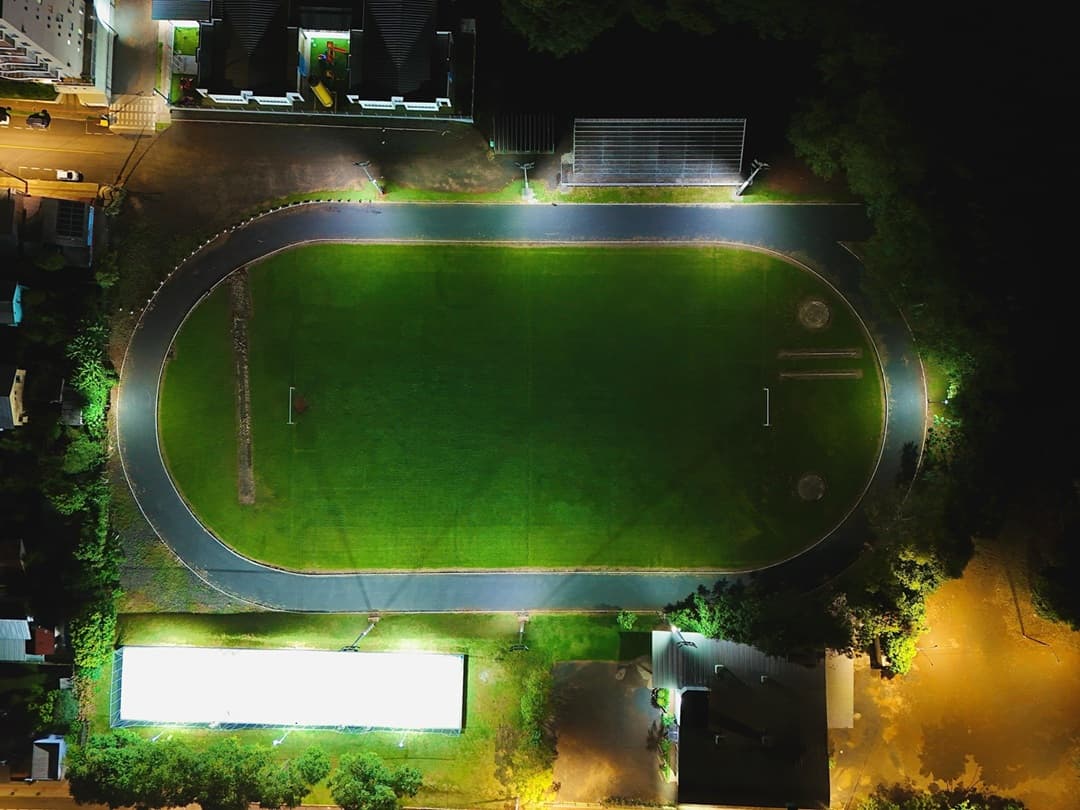 Luzes no campo municipal estarão acesas por mais tempo em Pinhalzinho