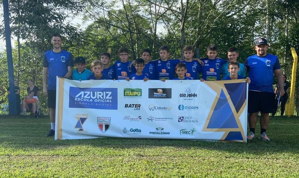 Meninos participaram da sua primeira competição com o Azuriz (Foto: Divulgação)