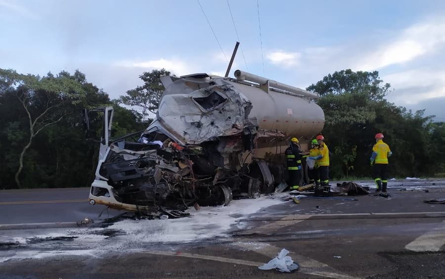 Vítima estava em caminhão de ração (Foto: Corpo de Bombeiros)