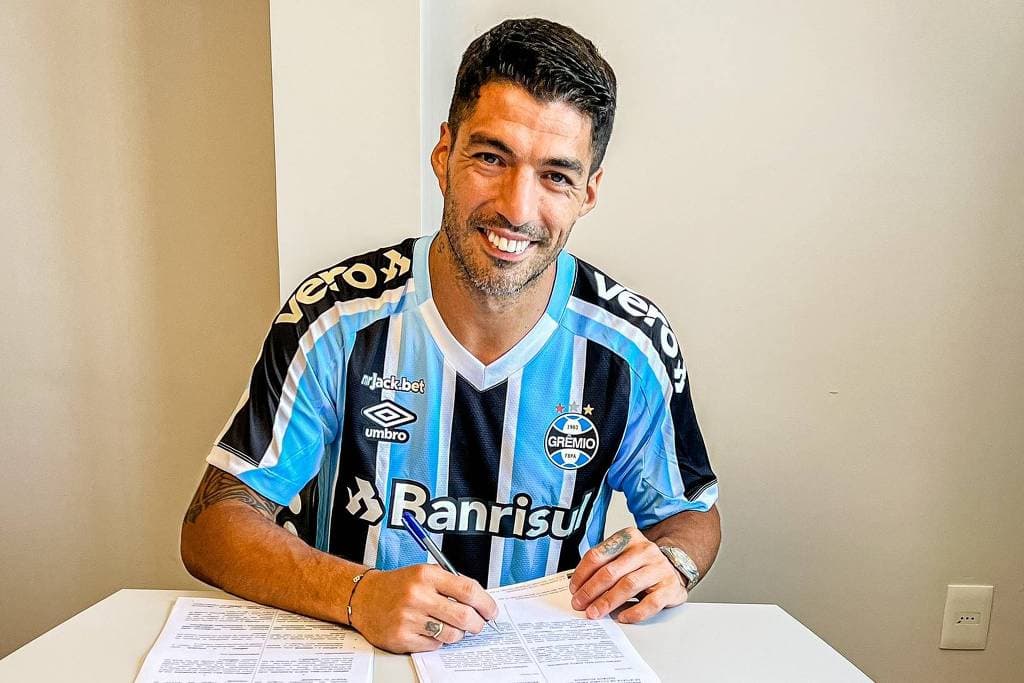 Luis Suárez publicou uma foto com a camisa da equipe gaúcha e assinando o contrato (Foto: Instagram)