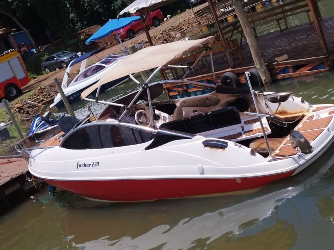 Duas pessoas estavam na lancha na hora da explosão (Foto: Divulgação CBM)