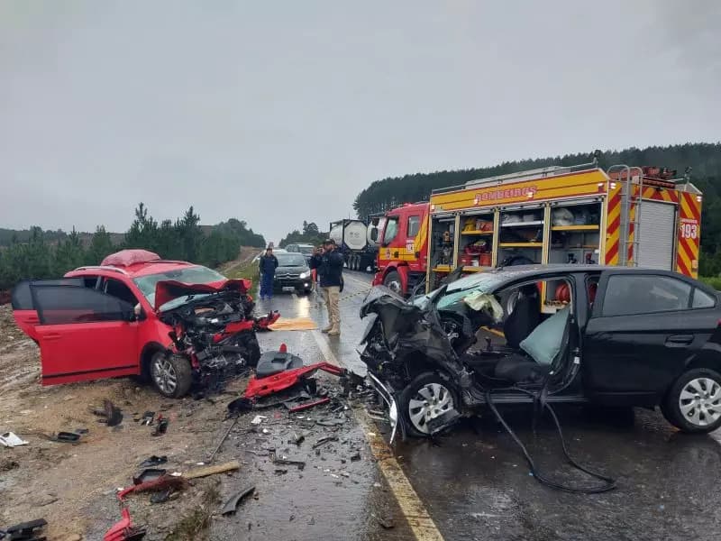 Batida frontal ocorreu em Lages (Foto: Corpo de Bombeiros)