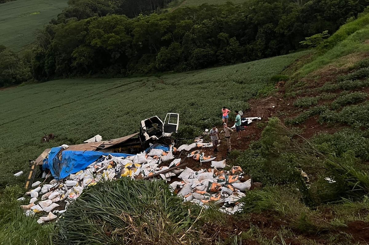 Rodas foram arrancadas devido ao impacto (Foto: Corpo de Bombeiros)