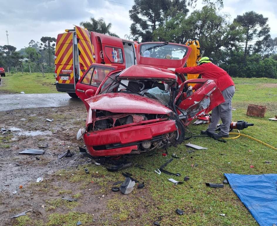Pai, mãe e bebê morrem em colisão; testemunha descreve pedido de ajuda