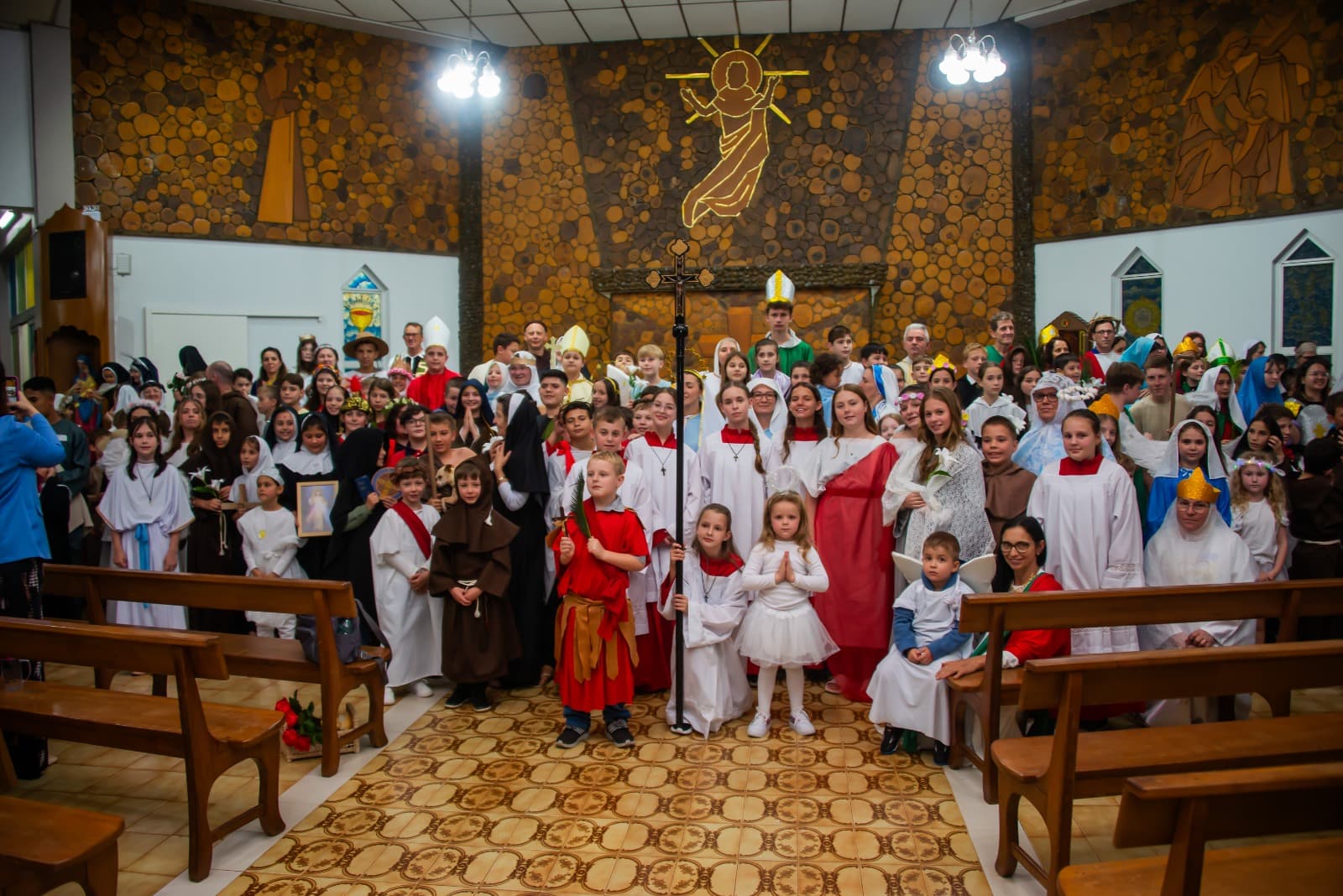 Crianças celebram o Dia de Todos os Santos com bênçãos pelas ruas de Pinhalzinho