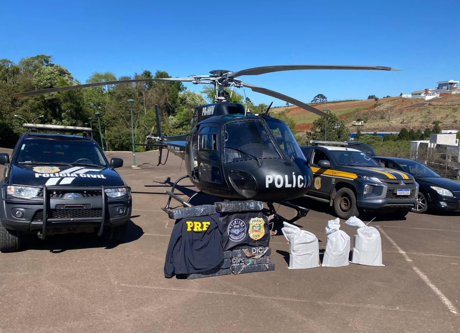 252 quilos de maconha que estavam sendo transportados em dois veículos clonados (Foto: Divulgação)