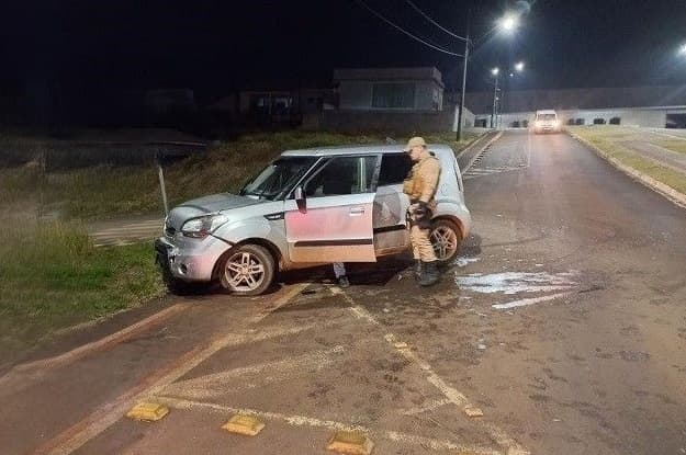 Automóvel estava parado próximo a BR-282 (Foto: Divulgação)
