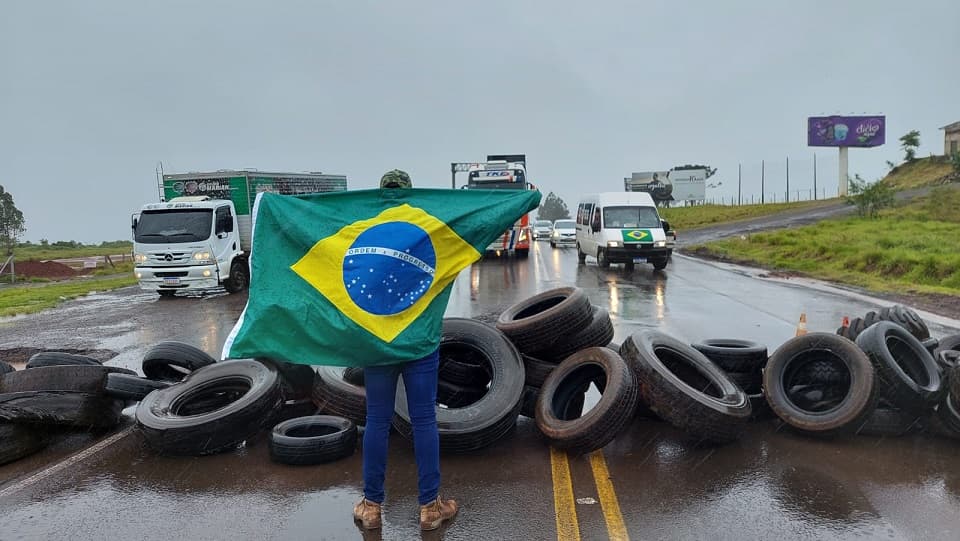PRF está desbloqueando rodovias federais de SC (Foto: Divulgação redes sociais )
