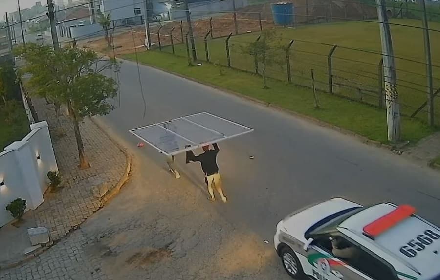 Ladrões precisaram reinstalar o objeto furtado (Foto: Câmera de segurança)