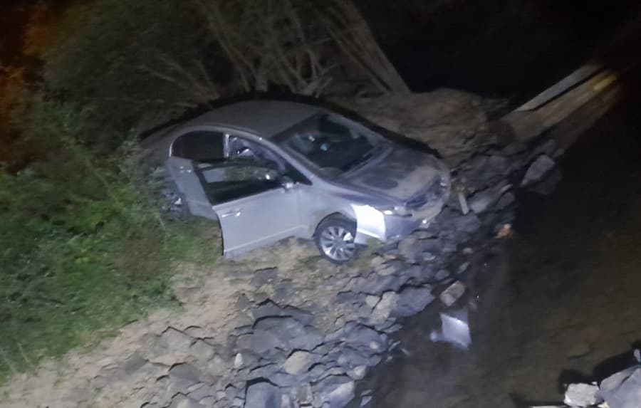 Trabalhador despenca com Civic em ribanceira e some inexplicavelmente
