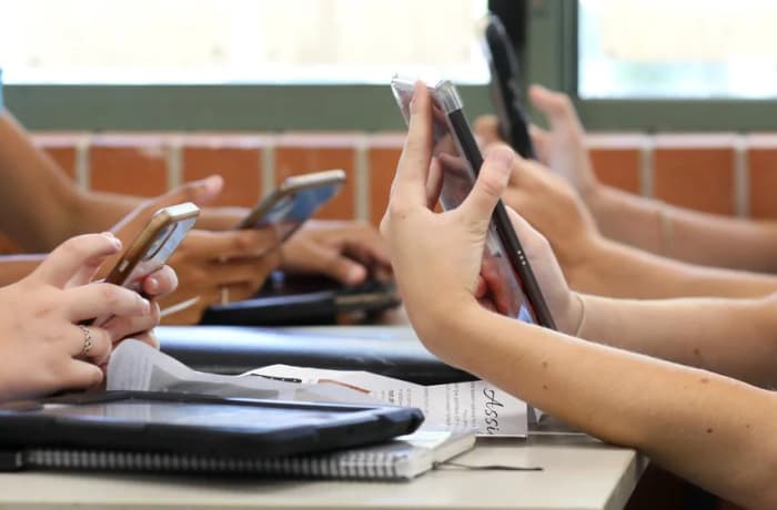 Restrição de celulares em sala de aula aumenta atenção dos alunos, aponta pesquisa