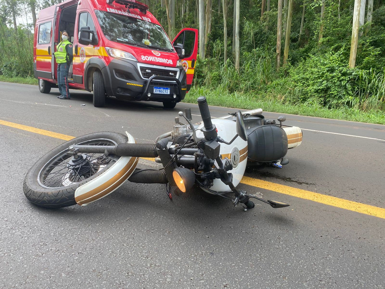 Mulher morre em acidente de transito na BR-282 (Foto: Felipe Eduardo)