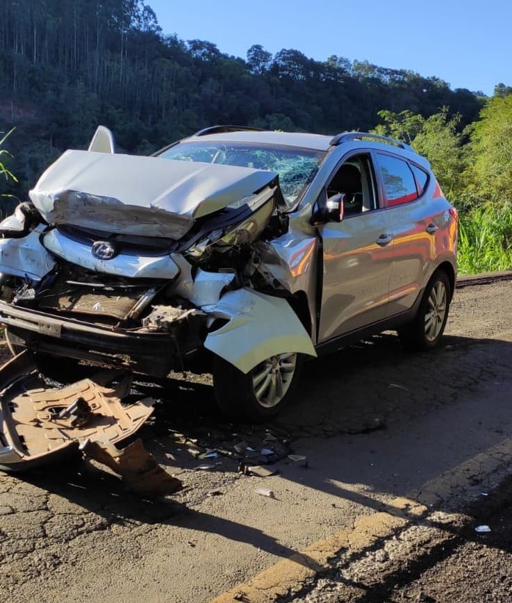 Parte frontal do veículo ficou bastante danificada (Foto: Divulgação CBM)
