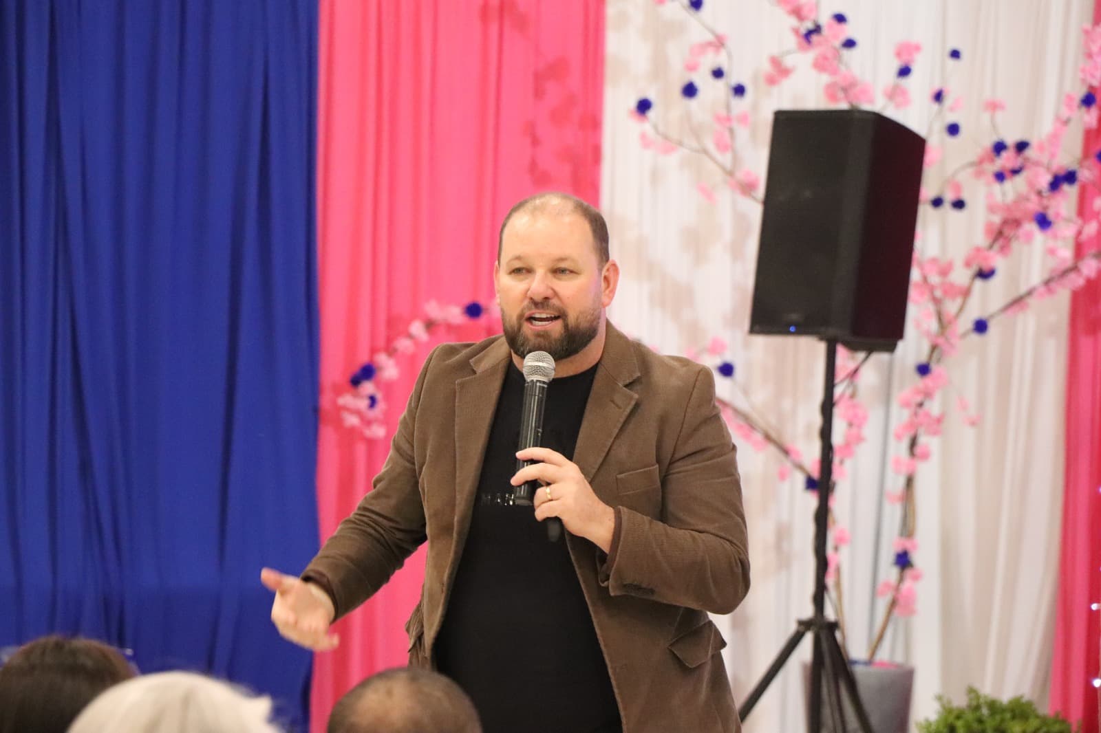 Palestra Outubro Rosa x Novembro Azul em Modelo une bom humor, música e conscientização sobre a prevenção