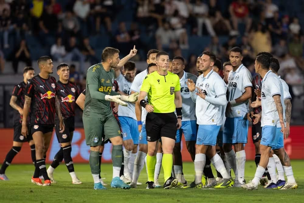 Grêmio aponta 15 erros de arbitragem e pede mudanças no futebol brasileiro