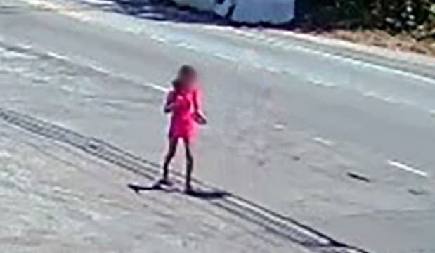 Adolescente de 13 anos anda 7 km descalça para denunciar mãe