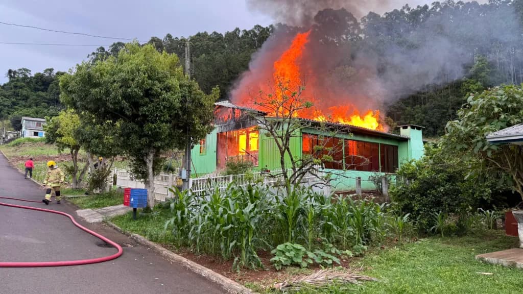 "Perdemos tudo": fogo em imóvel provoca onda de solidariedade