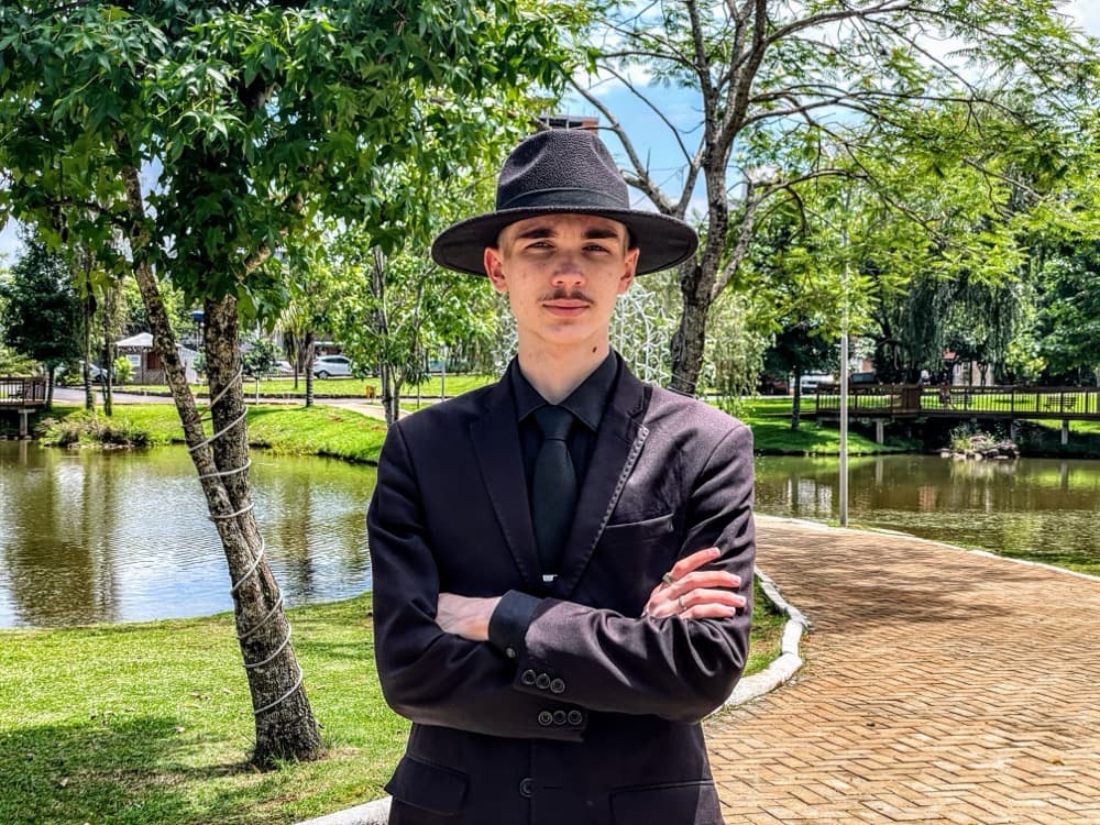 No estilo ‘007’: Adolescente usa terno todos os dias em Pinhalzinho