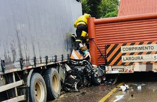 Carro ficou irreconhecível (Foto: Corpo de Bombeiros)