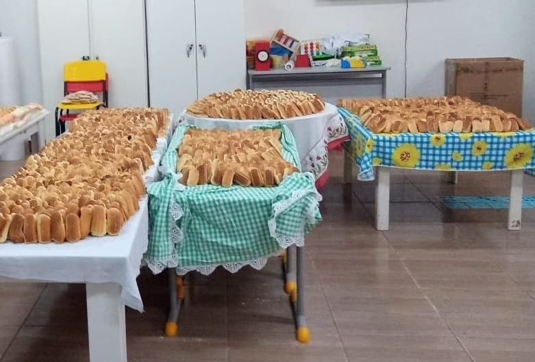 Comunidade de Sul Brasil entrega biscoitos caseiros a desalojados