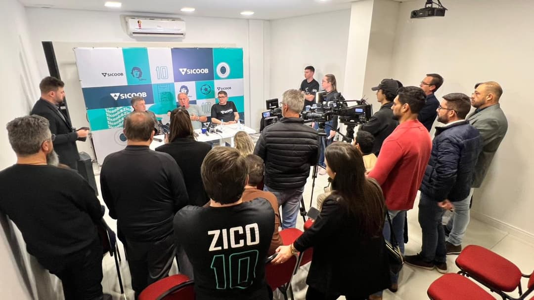 Zico realiza palestra em Chapecó e destaca o cooperativismo