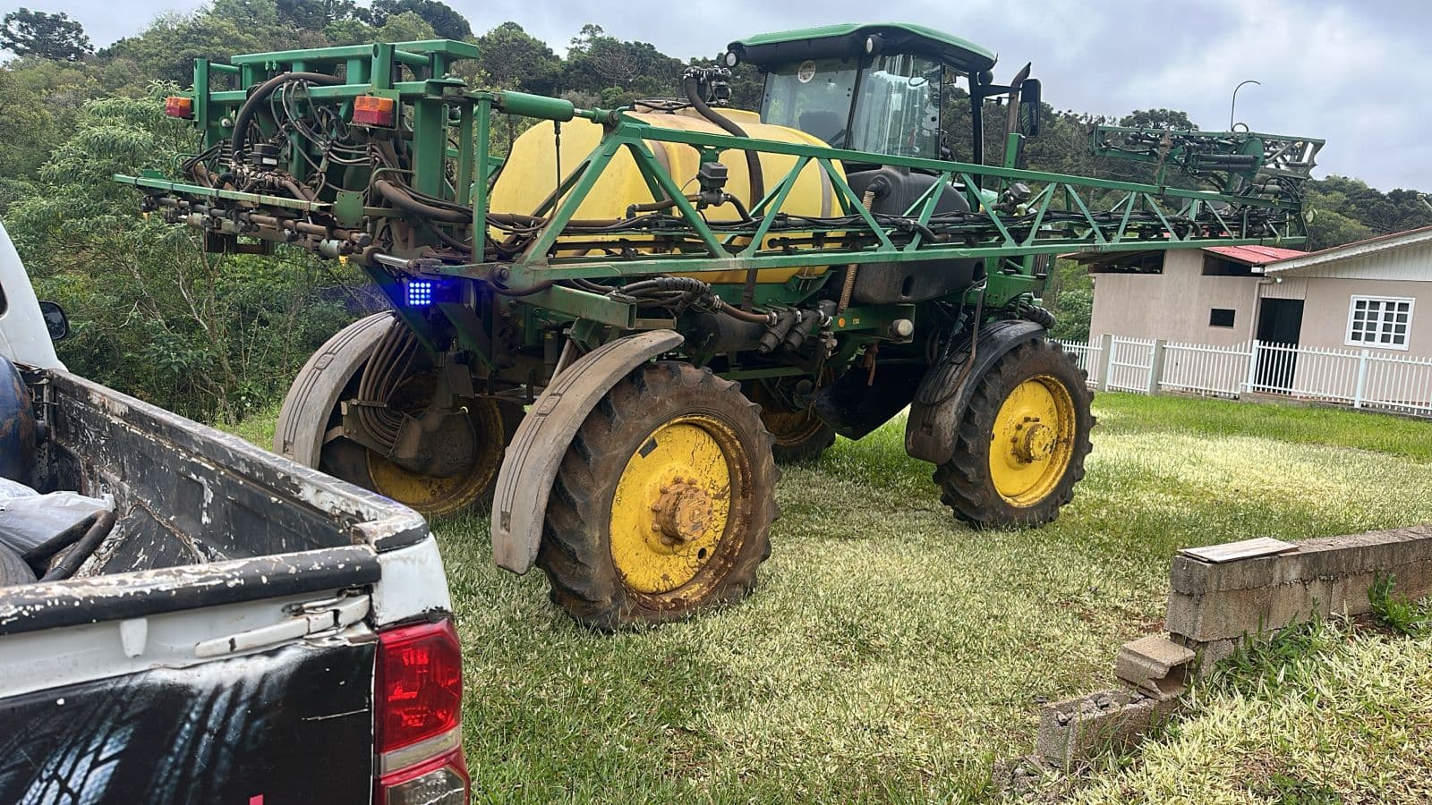 Suspeito foge de viaturas em máquina agrícola