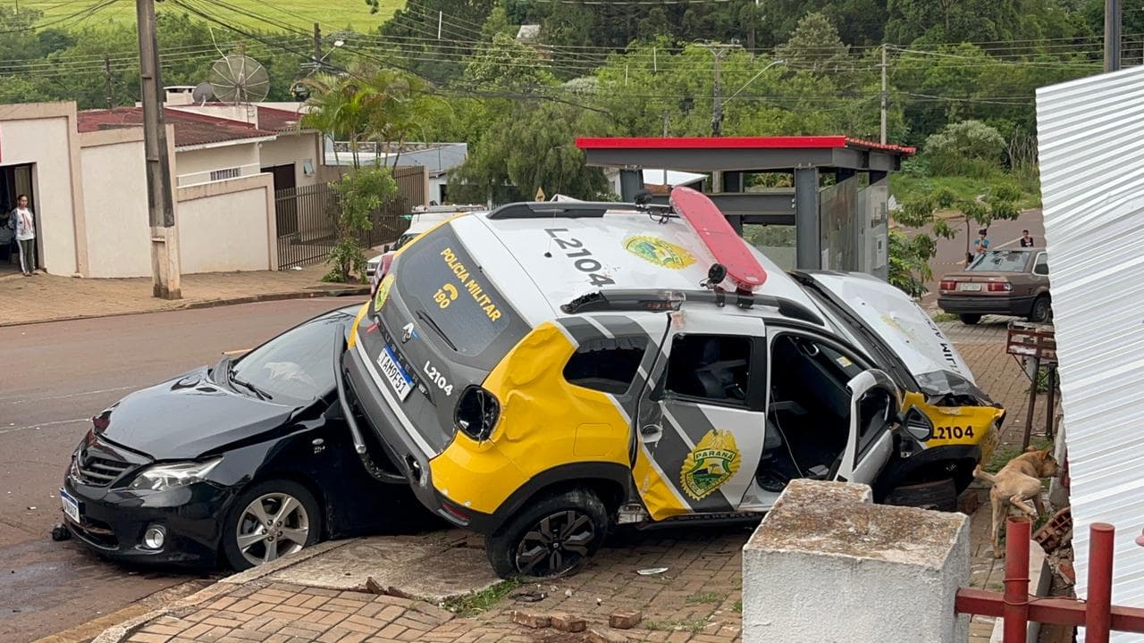 Duster da PM "fica em cima" de capô de Corolla em acidente
