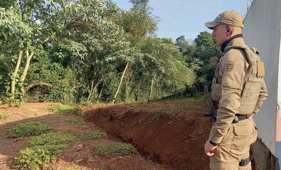 PM procurou por suspeitos (Foto: Ilustração / Amauri Sales)