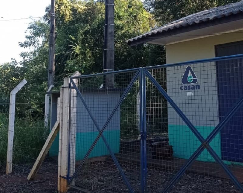 Curto-circuito prejudica abastecimento da Casan em Pinhalzinho  (Foto: Gilmar Bortese)
