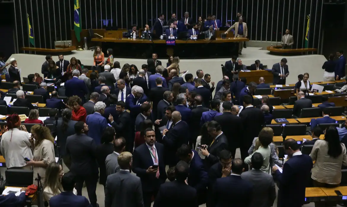 Por unanimidade, deputados aprovam projeto que amplia isenção do IR