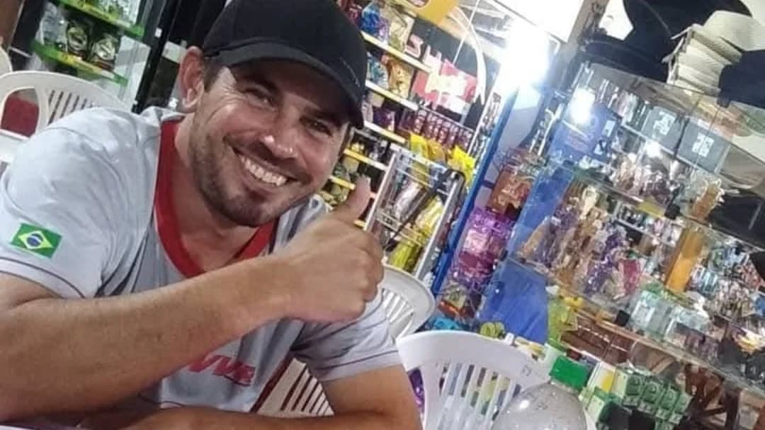 Corpo de Edirlei Pezzi, o “Pricilo”, chega para velório em Nova Erechim