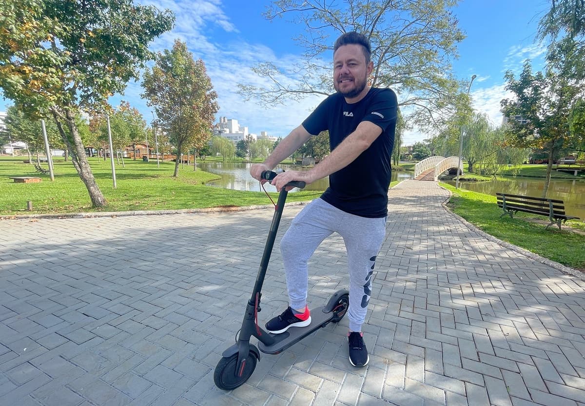 Fernando se diverte com meio diferente de locomoção (Foto: Henrique Paulo Koch)